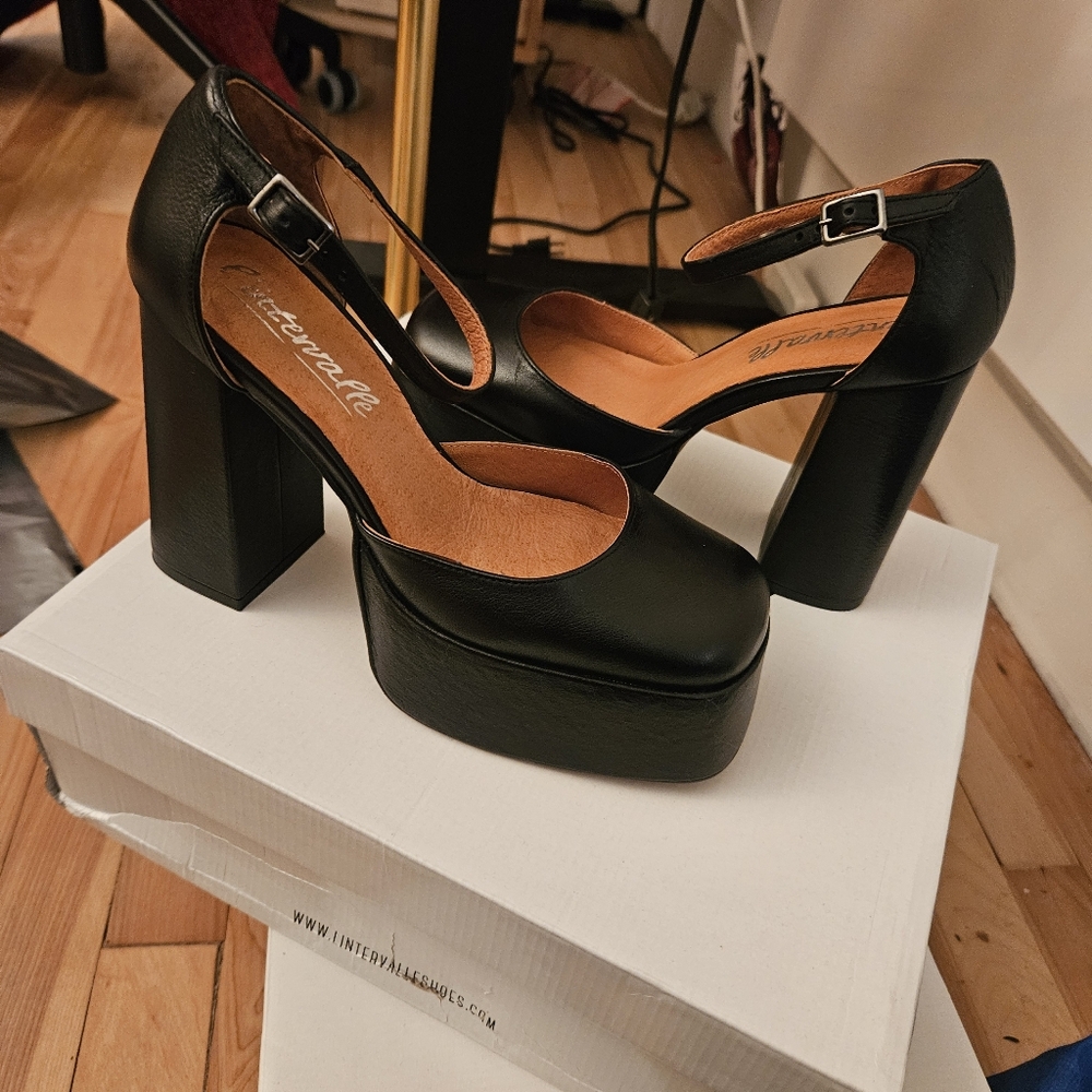 BNWT L'Intervalle Black Leather Platform Rounded Square Toe Ankle Strap Heels
